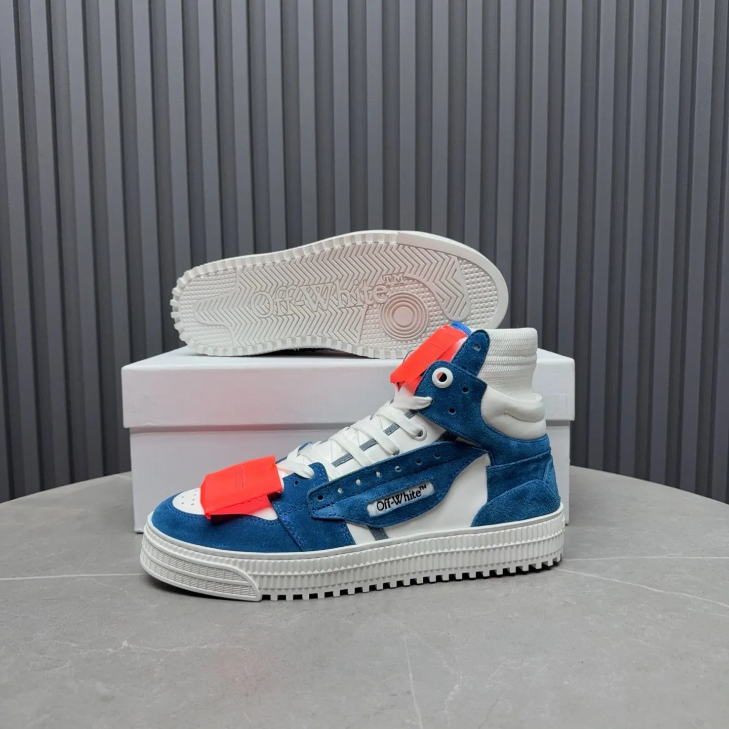 Men's shoes💰740 OFF WHITE ⚡️Couple style⚡️The latest spring style street casual shoes, released with the highest quality version on the market👊Series original mold opening, original lasting, production technology 1:1 original version➰🔜The best choice for more and more celebrities and Internet celebrities🔸In the classics Changes in the code🔸Innovate in the trend🔸Strive to break away from the shackles of bad street design🔝Although he is not the originator of fashion design, he is definitely a shining dark horse in avant-garde design🐴🆙Do not follow the trend🔅Not universal beauty🔅 Fabric💯First-layer cowhide Lining💯Imported skin-friendly and environmentally friendly polyester mesh Foot pads💯Original molded high-elastic environmentally friendly molding pads Midsole💯Made with original last-last technology Outsole💯Rubber outsole Packaging💯Official website synchronizes full set of packaging (brand wrapping paper, brand certificate, brand cloth bag) Code numbers 35-44, 45 46 Customized
